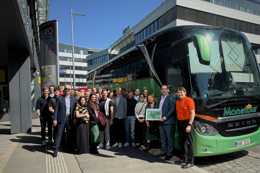 Účastníci předchozí zahraniční cesty Centra pro rodinné firmy VŠE stojí před autobusem před odjezdem